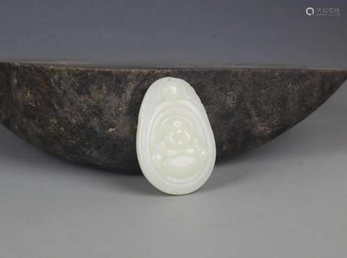 A FINELY CARVED HETIAN GREENISH WHITE JADE PENDANT