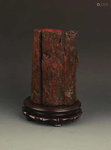 A FINELY CARVED WOOD BRUSH HOLDER