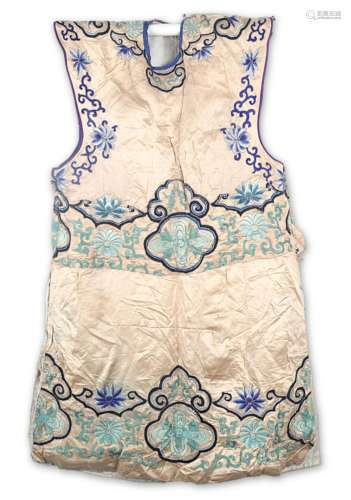 A FINE CHINESE EMBROIDERED FEMALE CLOTHE