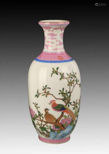 A FAMILLE ROSE PEONY PATTERN DECORATIVE VASE