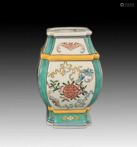 FAMILLE ROSE FLOWER PATTERN SQUIRE VASE