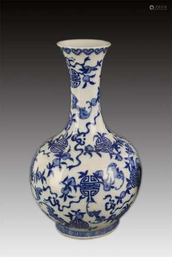 A LARGE BLUE AND WHITE GLOBE VASE