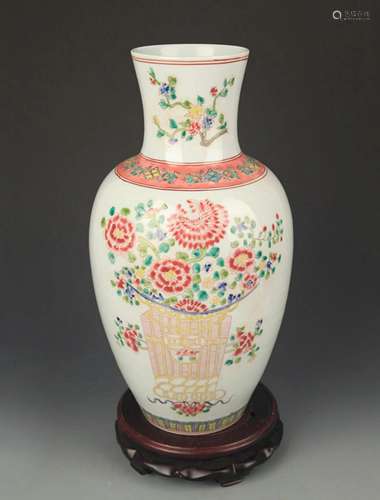 A FINE FAMILLY ROSE FLOWER PATTERN VASE