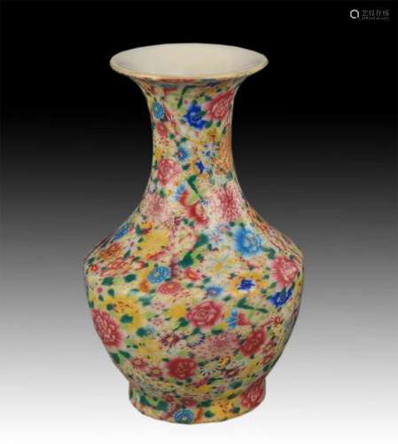 A FAMILLE ROSE FLOWER PATTERN PORCELAIN VASE