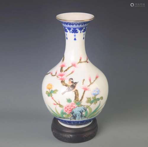 RARE FAMILLE ROSE LUCKY MAGPIE PORCELAIN BOTTLE