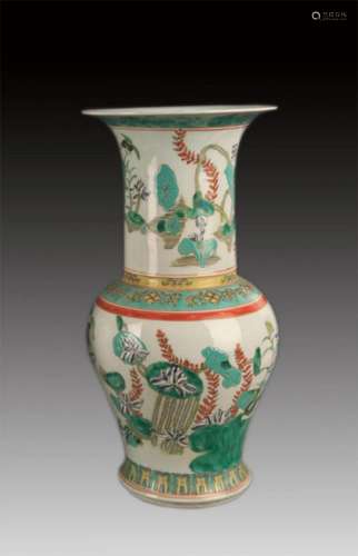 FAMILLE VERTE LOTUS FLOWER PATTERN PORCELAIN VASE