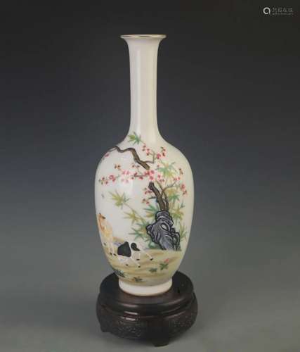 RARE FAMILLE ROSE PORCELAIN LONG NECK BOTTLE