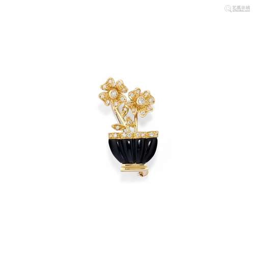 A 18K yellow gold, diamond and onyx brooch