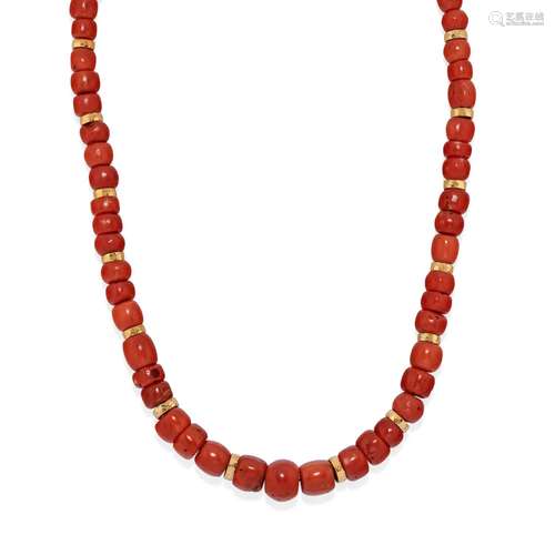 A 18K yellow gold and coral necklace