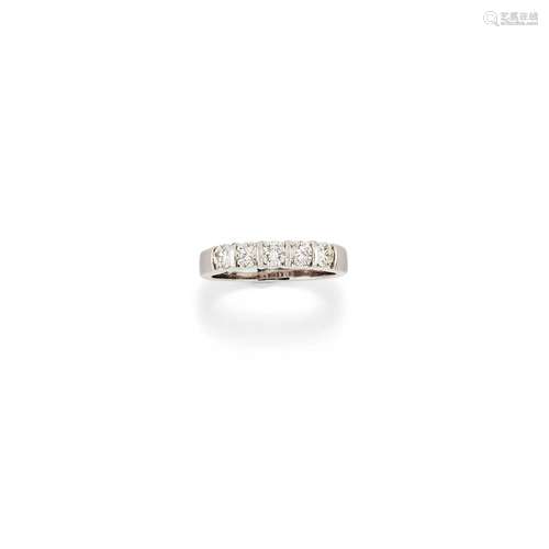 A 18K white gold and diamonds ring