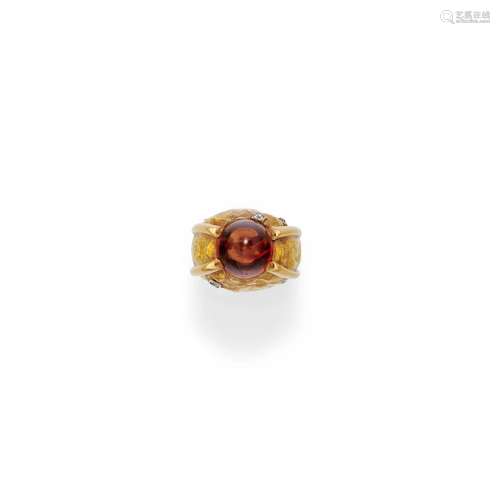 A 18K yellow gold, amber and diamonds ring