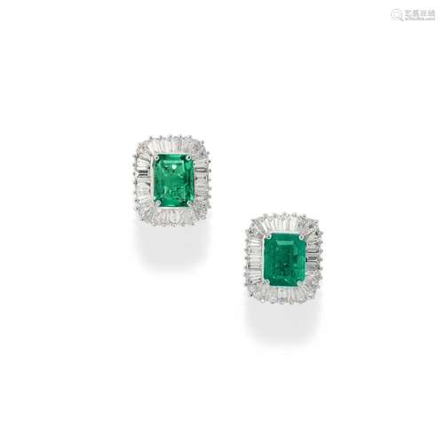 A 18K white gold, emeralds and diamonds earrings