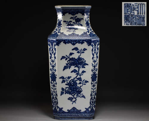 Qianlong square vase of Qing Dynasty, China