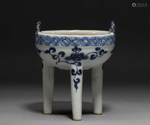 Chinese Yuan dynasty blue and white three-legged furnace