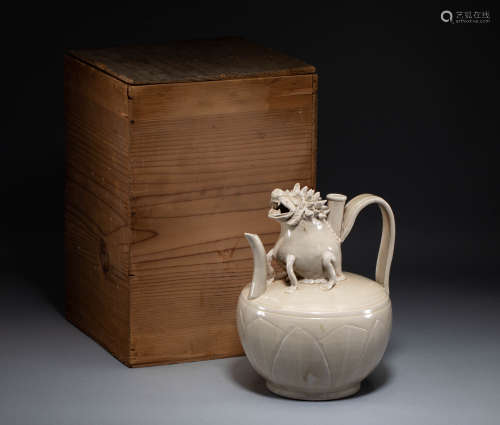 Fixed kiln ewer in Song Dynasty of China