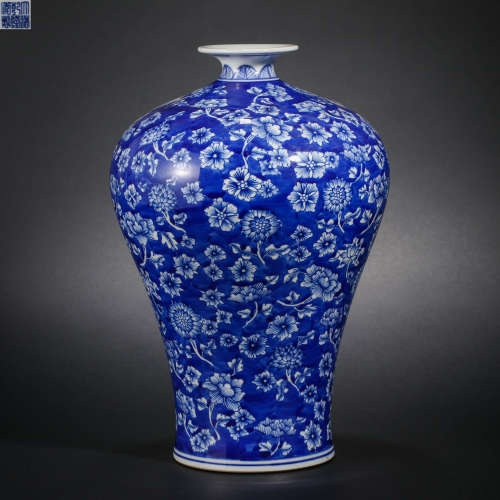 Qing Dynasty blue and white flower plum vase