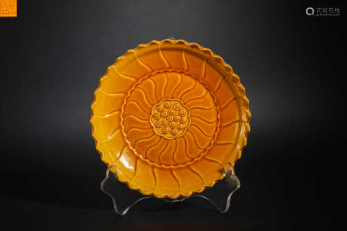 Qing Dynasty Yellow Glazed Petal Plate
