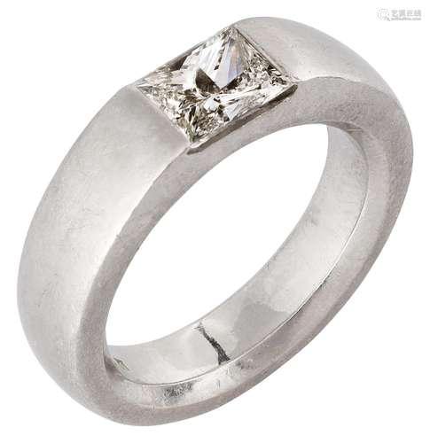 Wempe platinum band ring with solitaire diamond