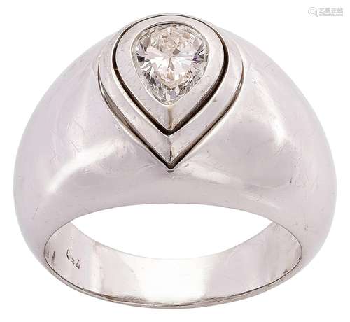 Bombé-shaped ring with solitaire diamond