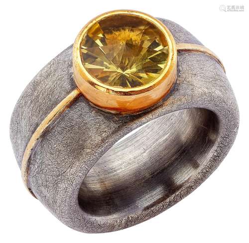 Bicolour band ring with lime-coloured citrine solitaire