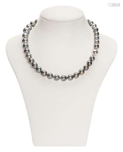 Tahiti pearl necklace with white gold ball closure