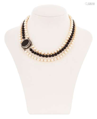 Three-row pearl necklace with onyx beads