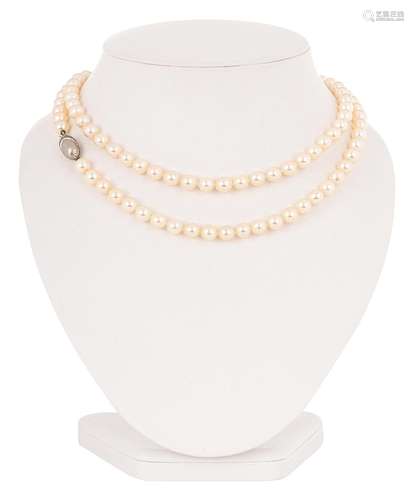 Opera pearl necklace with diamond closure