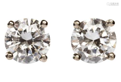 Pair of white gold ear studs with solitaire diamond