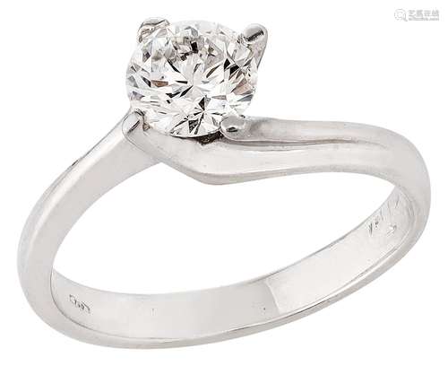 White gold ring with solitaire diamond