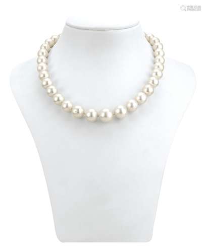 South Sea pearl necklace with bicolour closure