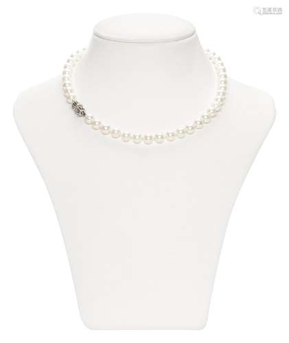 Princess pearl necklace with diamond closure