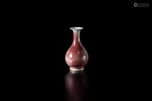 红釉小花瓶