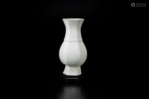 白瓷六角花瓶(紫檀座)