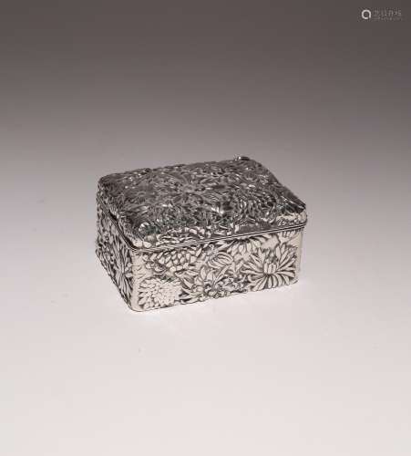 A SMALL JAPANESE SILVER BOX AND COVER MEIJI PERIOD, 19TH OR ...