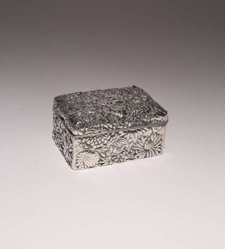 A SMALL JAPANESE SILVER BOX AND COVER MEIJI PERIOD, 19TH OR ...