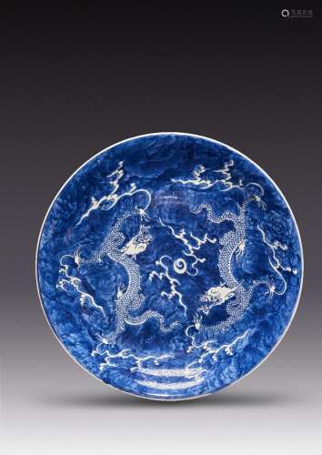 A LARGE CHINESE BLUE AND WHITE DRAGON DISH KANGXI 1662-1722 ...
