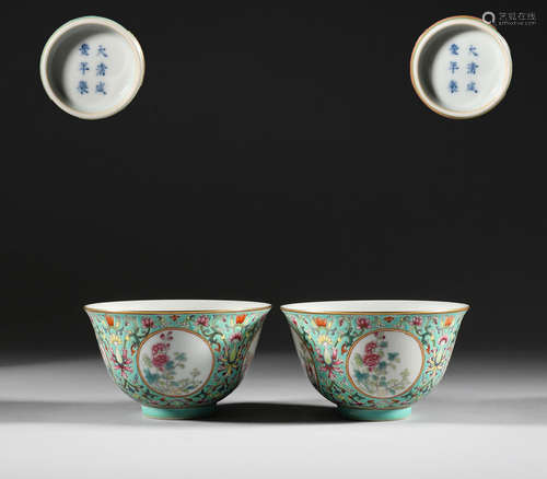 In the Qing Dynasty, there was a pair of pink flower pattern...