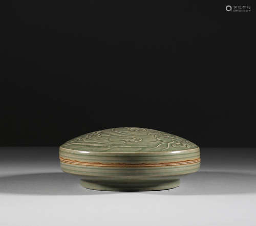 Celadon dragon pattern holding box in Song Dynasty