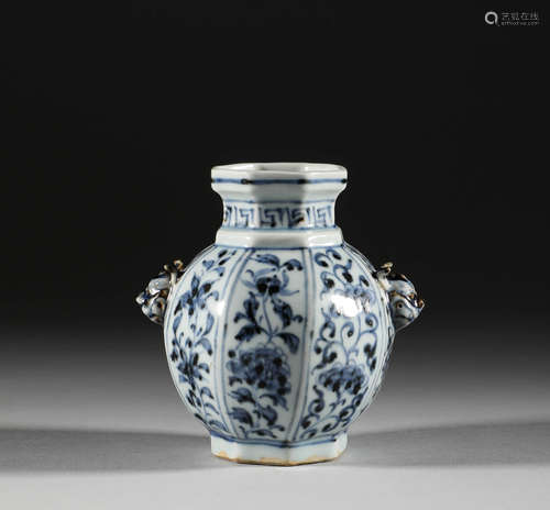 Ming Dynasty, blue and white flower pattern pot