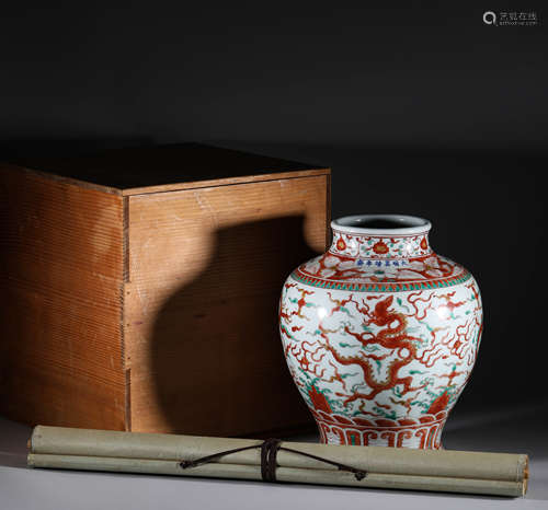 Ming Dynasty, red and green dragon pattern pot