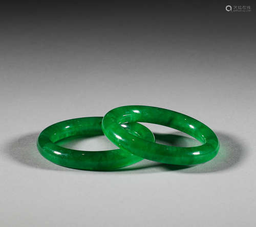 In the Qing Dynasty, there was a pair of jade bracelets