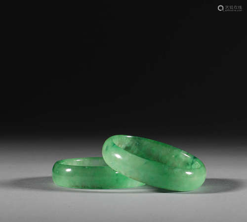 In the Qing Dynasty, there was a pair of jade imperial concu...