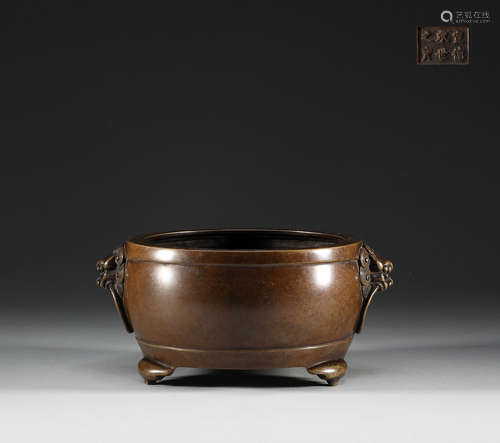 In the Ming Dynasty, the bronze double animal ear stove