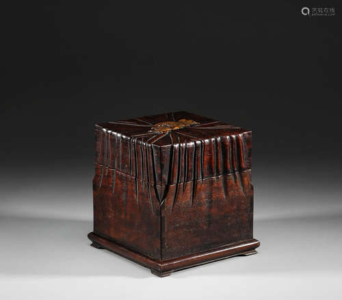 In the Qing Dynasty, red sandalwood carved baggage seal box