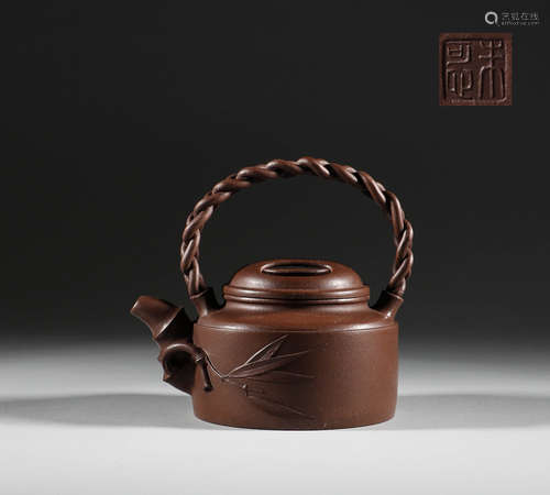 In Qing Dynasty, purple clay pot with lifting beam