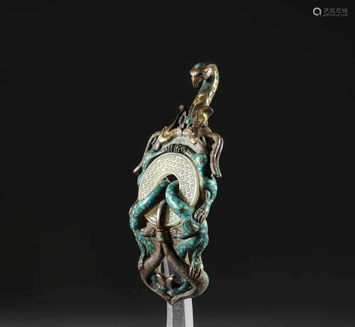 In the Han Dynasty, bronze gilded with Hotan jade belt hook