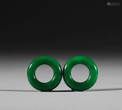 In the Qing Dynasty, there was a pair of emerald earrings