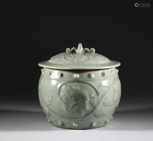 Celadon flower pattern pot in Song Dynasty
