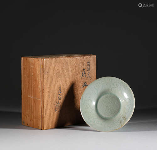 Celadon flower plate in Song Dynasty