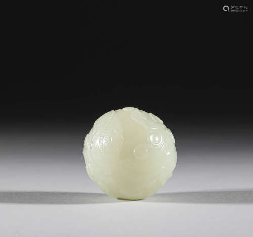 In the Qing Dynasty, Hetian jade dragon ball